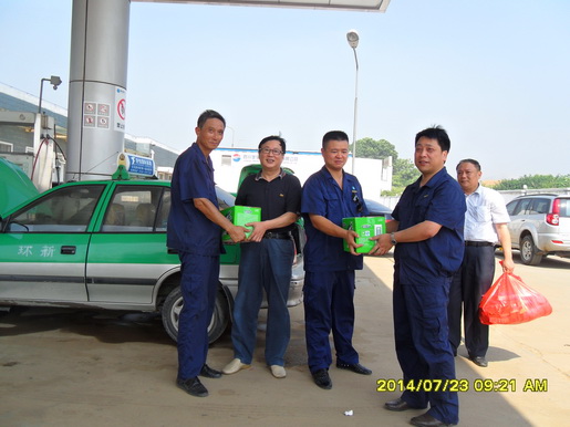 公司領(lǐng)導夏日送清涼 加氣站內車(chē)輛不排隊